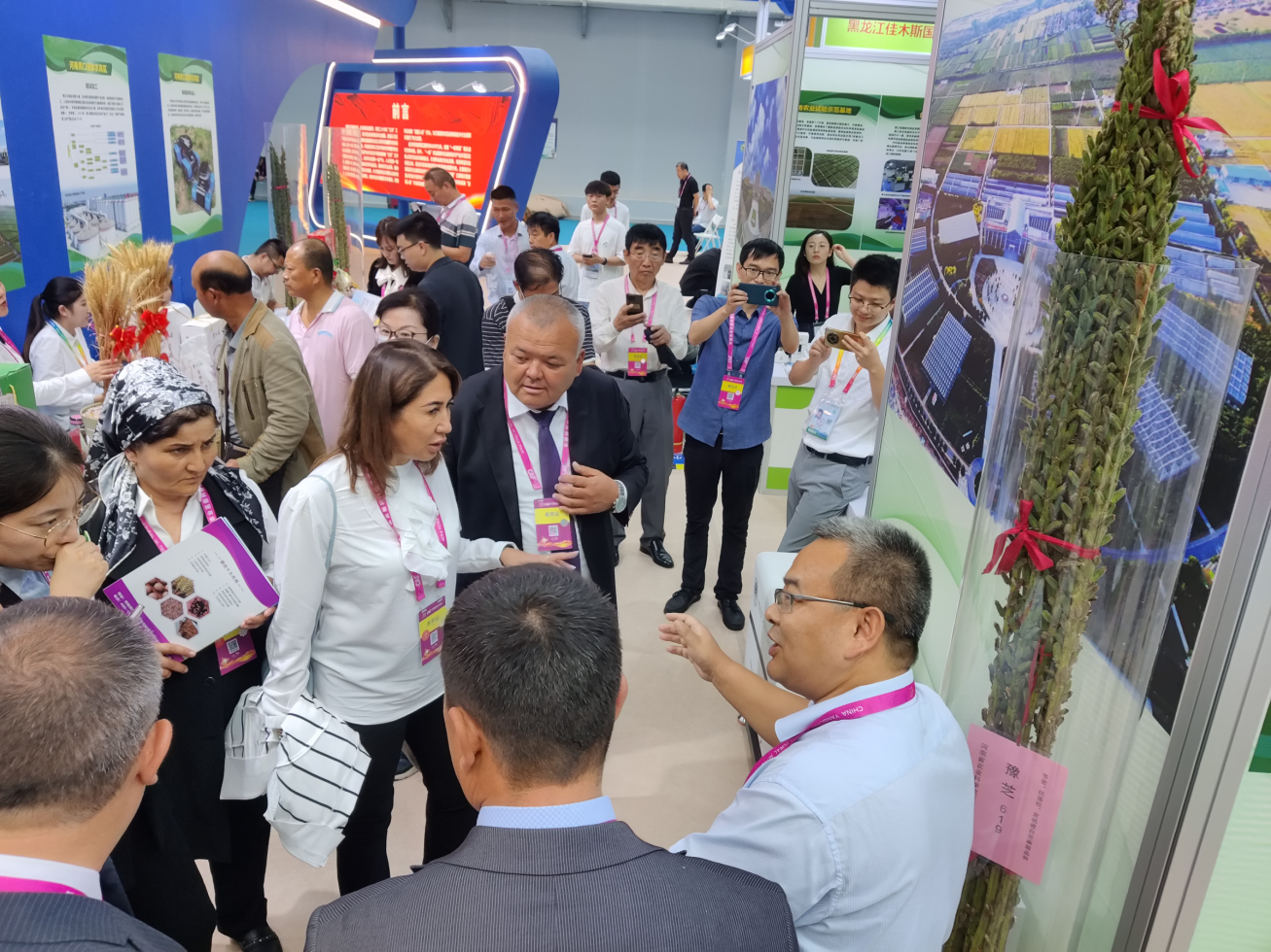 说明: //fhtyofficial.com/__local/D/F6/4A/3E76EBCE6770F152EC27289137C_CF625677_70A01E.png